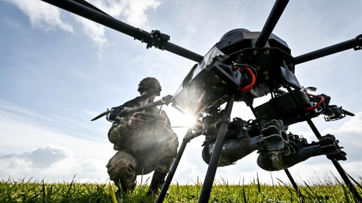 Ein ukrainischer Soldat startet eine Drohne. Kiews unbemannte Luftfahrzeuge k&ouml;nnen offenbar Ziele tief in Russland treffen. (Foto)