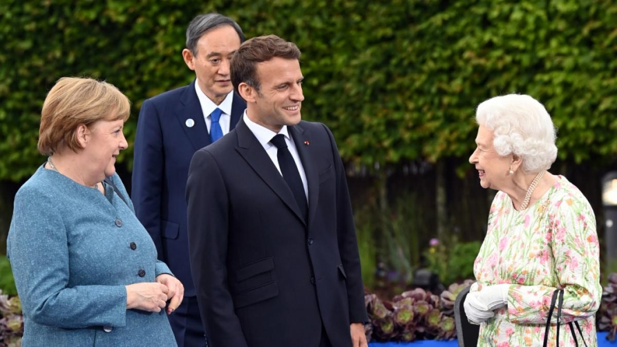 Die britische K&ouml;nigin Elizabeth II. (r) spricht mit den Teilnehmern des G7-Gipfels, Angela Merkel (l-r), Yoshihide Suga und Emmanuel Macron. (Foto)