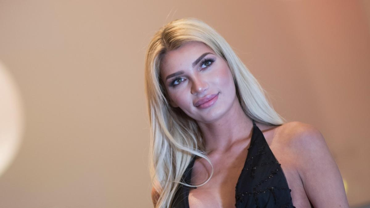 Giuliana Farfalla posiert w&auml;hrend der Wahl der "Miss Germany 2018" vor Fotografen. (Foto)