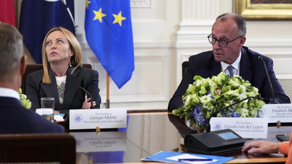 Italiens Regierungschefin Giorgia Meloni verdreht die Augen, als Bundeskanzler Friedrich Merz beim Ukraine-Gipfel im Wei&szlig;en Haus spricht. (Foto)
