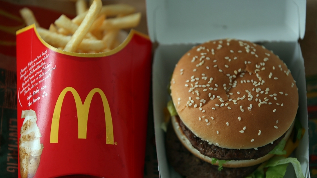Ein Big Mac Menu bei McDonalds: Ein Mitarbeiter soll jahre lang die BigMac-So&szlig;e verunreinigt haben. (Foto)