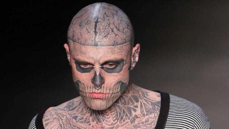 Das kanadische Model Rick Genest auf einem Laufsteg für die Marke Auslander im Jahr 2011.