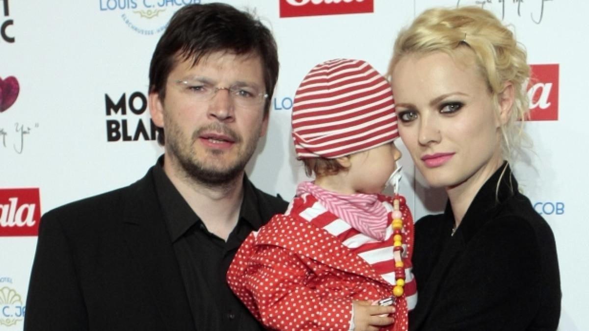 Franziska Knuppe-M&ouml;stl mit Tochter Mathilda und ihr Mann Christian M&ouml;stl im Jahr 2009 vor der Verleihung des Titels "Couple of the Year". Die Leser der Zeitschrift "Gala" k&uuml;rten sie zum "Elternpaar der Jahres". (Foto)