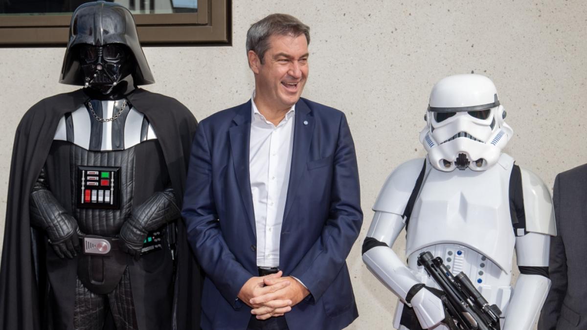 Markus S&ouml;der posiert als "Star Wars"-Fan nur zu gern mit Darth Vader und einem Stormtrooper - inzwischen ist S&ouml;ders KI-Verwandlung im "Krieg der Sterne"-Universum abgeschlossen. (Foto)