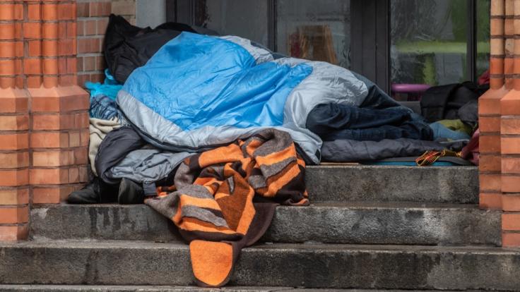Zwei Unbekannte knüppelten in Berlin auf einen schlafenden Obdachlosen ein (Symbolbild).