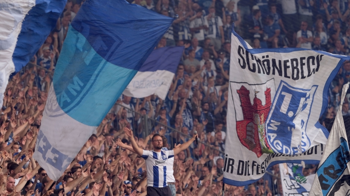 Mit Fahnen und Ges&auml;ngen unterst&uuml;tzen die Fans den 1. FC Magdeburg. (Symbolbild) (Foto)