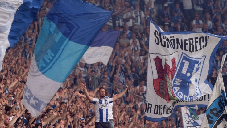 Mit Fahnen und Gesängen unterstützen die Fans den 1. FC Magdeburg. (Symbolbild) (Foto)