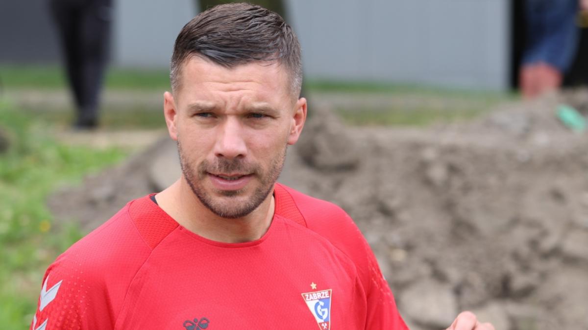 Lukas Podolski, ehemaliger deutscher Nationalspieler, trauert um Kult-Fan. (Foto)