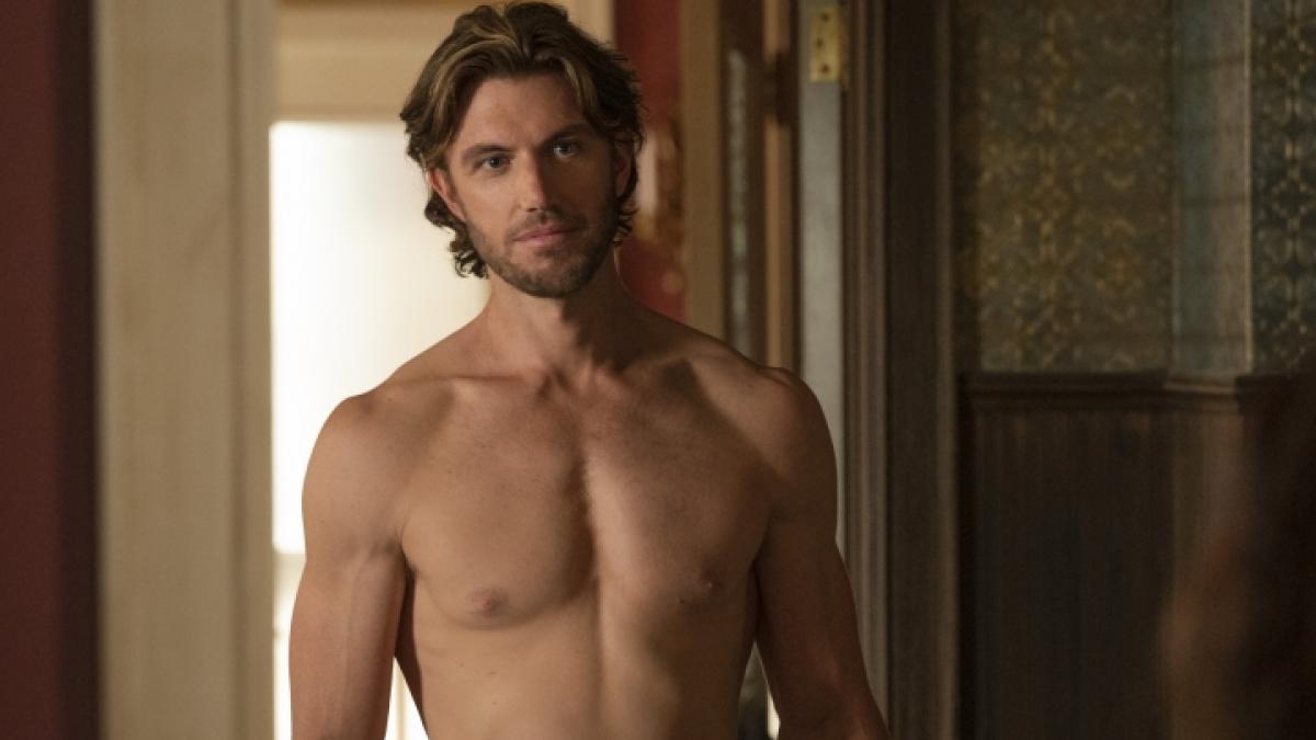 Adam Demos in seiner Rolle als Brad in der Netflix-Serie "Sex/Life". (Foto)