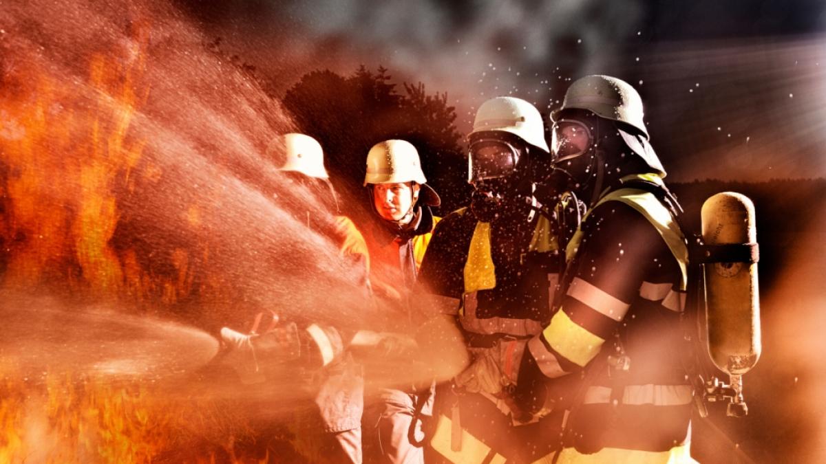 Ein Gro&szlig;brand in Mainz-Mombach hat am 14.07.2022 einen Einsatz von Polizei und Feuerwehr ausgel&ouml;st. (Foto)
