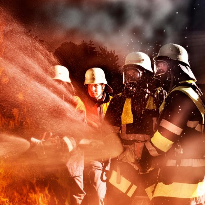 Fahrzeugteile-Lager in Flammen! Feuer-Inferno unter Kontrolle