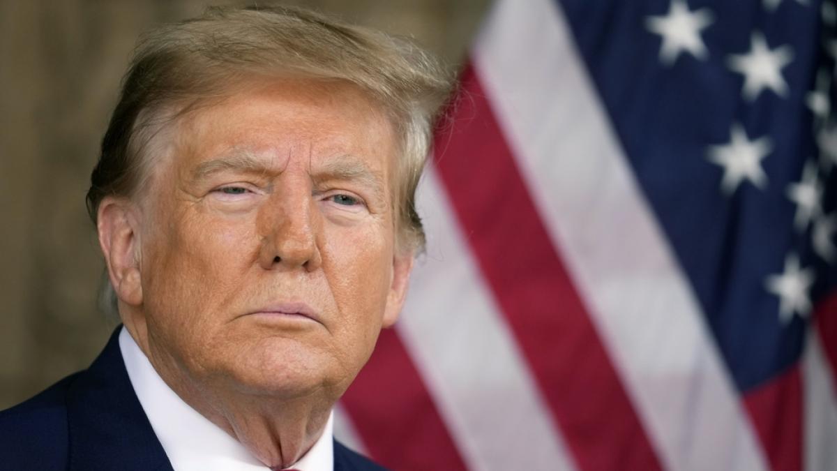 Ein unbekleideter, vergoldeter Donald Trump mit Golfschl&auml;ger thront ab sofort zwischen den Geb&auml;uden des Europaparlaments in Stra&szlig;burg - das Kunstwerk tr&auml;gt den Titel "Orangefarbene Plage". (Foto)