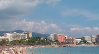 In der Party-Hochburg Magaluf sollen zwei Türsteher auf drei Touristen eingetreten haben.