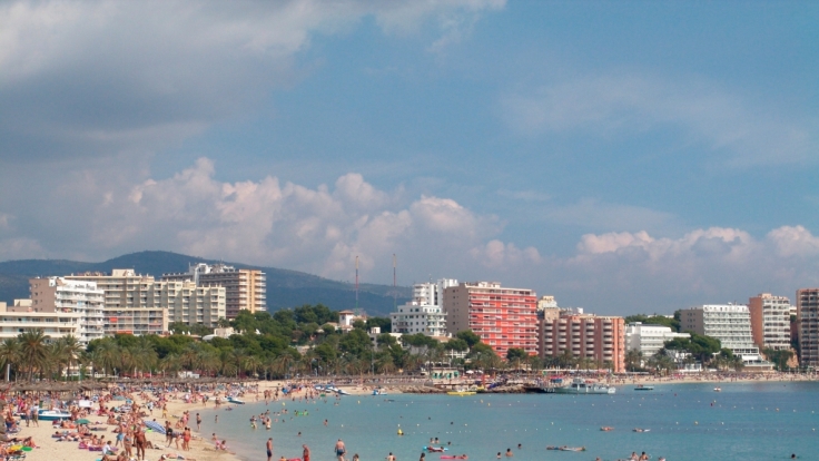 In der Party-Hochburg Magaluf sollen zwei Türsteher auf drei Touristen eingetreten haben.