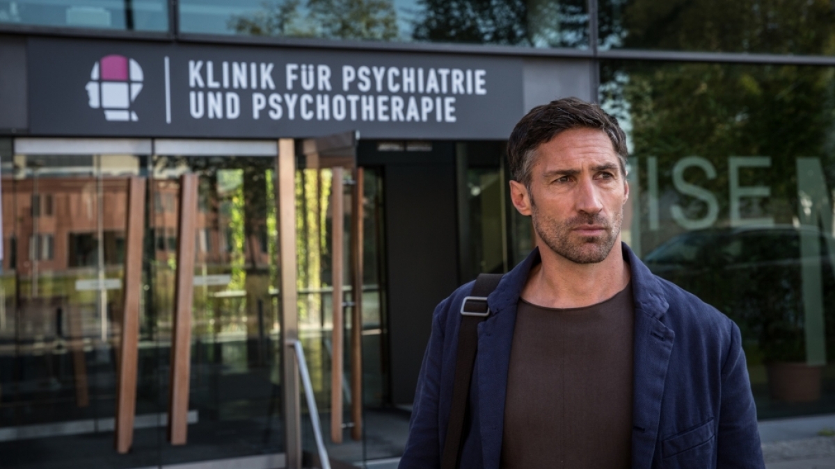 Dr. Robert Siedler (Benjamin Sadler) ist forensischer Psychiater. Aktuell besch&auml;ftigt ihn der Fall eines psychisch angeschlagenen Ex-Alkoholikers, der lange Zeit in Verwahrung genommen wurde. (Foto)