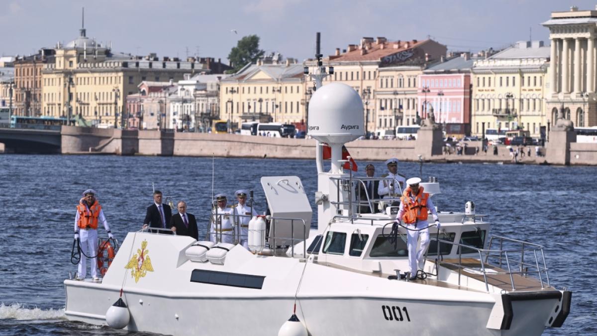 Wladimir Putin steht an Bord des Raptor-Boots w&auml;hrend seines Besuchs in St. Petersburg am Tag der Kriegsmarine. (Foto)