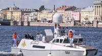 Wladimir Putin steht an Bord des Raptor-Boots während seines Besuchs in St. Petersburg am Tag der Kriegsmarine.