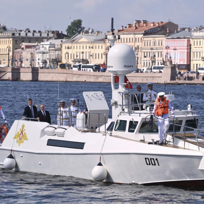 Flottenparade abgesagt - Kremlchef blamiert sich mit Mini-Boot