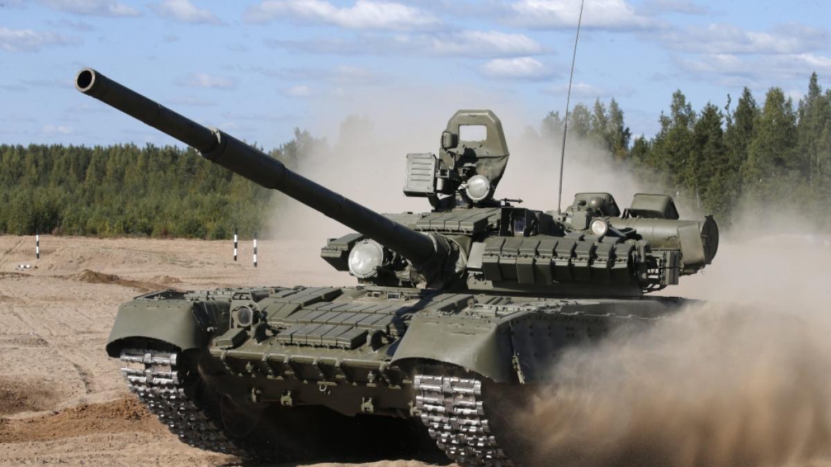 Ein&nbsp;T-80 Panzer in Aktion. Russland soll diese Panzer zum Schutz mit einem "Schildkr&ouml;ten"-Panzer verkleiden. (Foto)