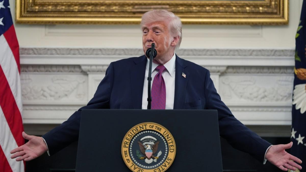 Donald Trump war vor der Veranstaltung f&uuml;r NCAA-Meister im Wei&szlig;en Haus tagelang abgetaucht - und sch&uuml;rte bei seiner R&uuml;ckkehr ins Rampenlicht neue Ger&uuml;chte um seinen Gesundheitszustand. (Foto)
