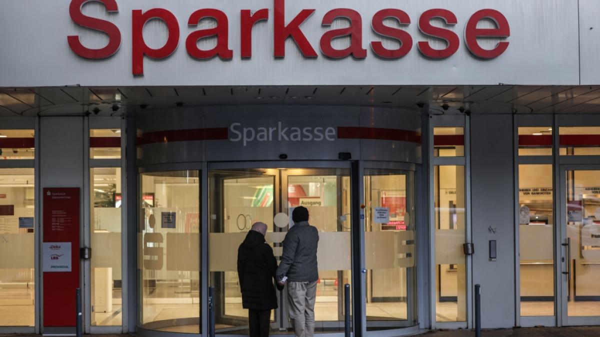 Nach dem Tresor-Coup in der Filiale der Sparkasse Gelsenkirchen im Stadtteil Buer sucht die Polizei nach den T&auml;tern - bislang aber ohne gro&szlig;en Durchbruch. (Foto)