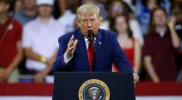 US-Präsident Donald Trump spricht während einer Kundgebung an der Wheeler High School.