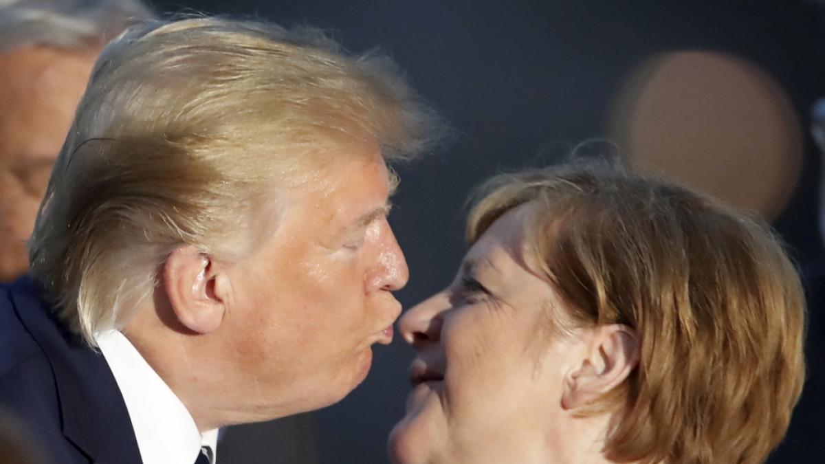 Donald Trump k&uuml;sste Angela Merkel zur Begr&uuml;&szlig;ung beim gemeinsamen Familienfoto im Rahmen des G7-Gipfels. (Foto)