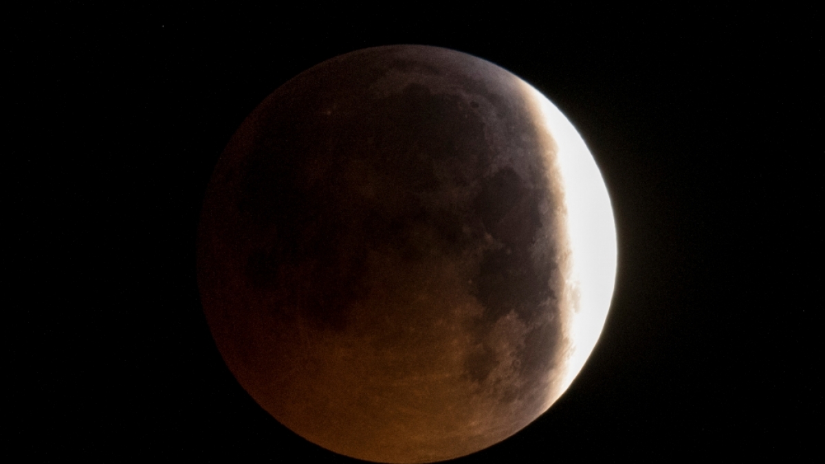 Verdunkelt zeigt sich der Vollmond über Frankfurt und erscheint dabei rötlich, während er in den sogenannten Kernschatten der von der Sonne angestrahlten Erde tritt. (Foto)