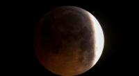 Verdunkelt zeigt sich der Vollmond über Frankfurt und erscheint dabei rötlich, während er in den sogenannten Kernschatten der von der Sonne angestrahlten Erde tritt.