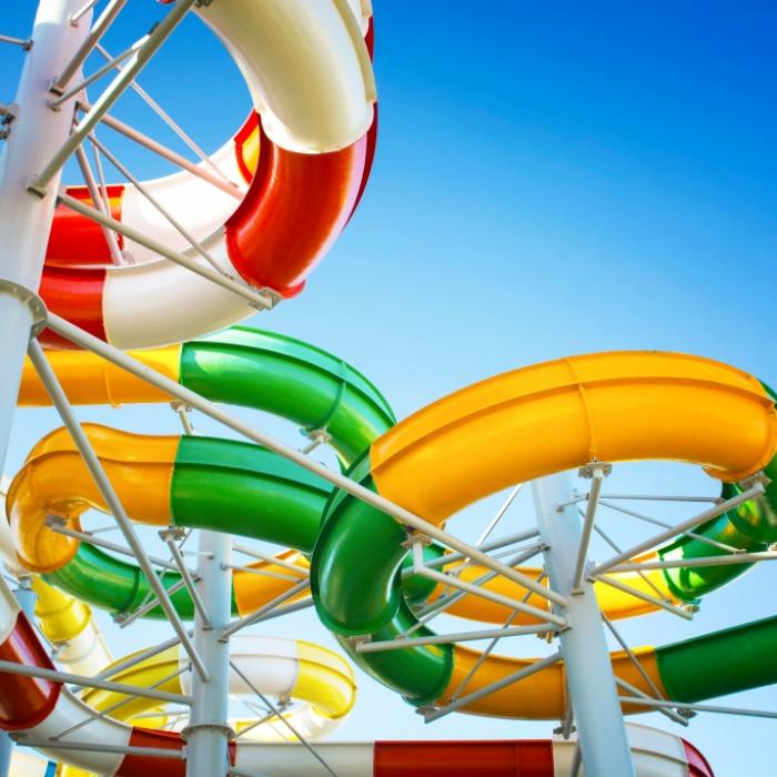 Wasserrutsche bricht zusammen! Kinder stürzen zehn Meter in die Tiefe