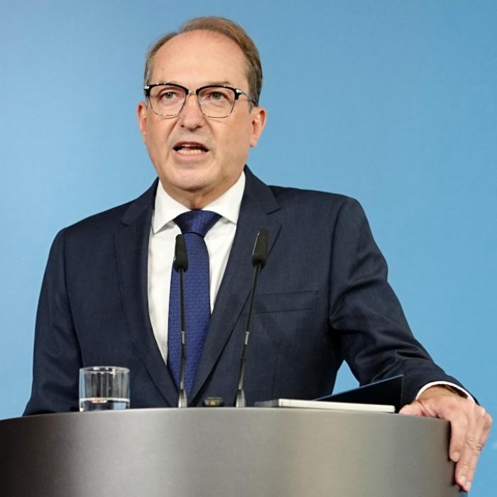 Alexander Dobrindt spricht bei einer Pressekonferenz (Archivbild).