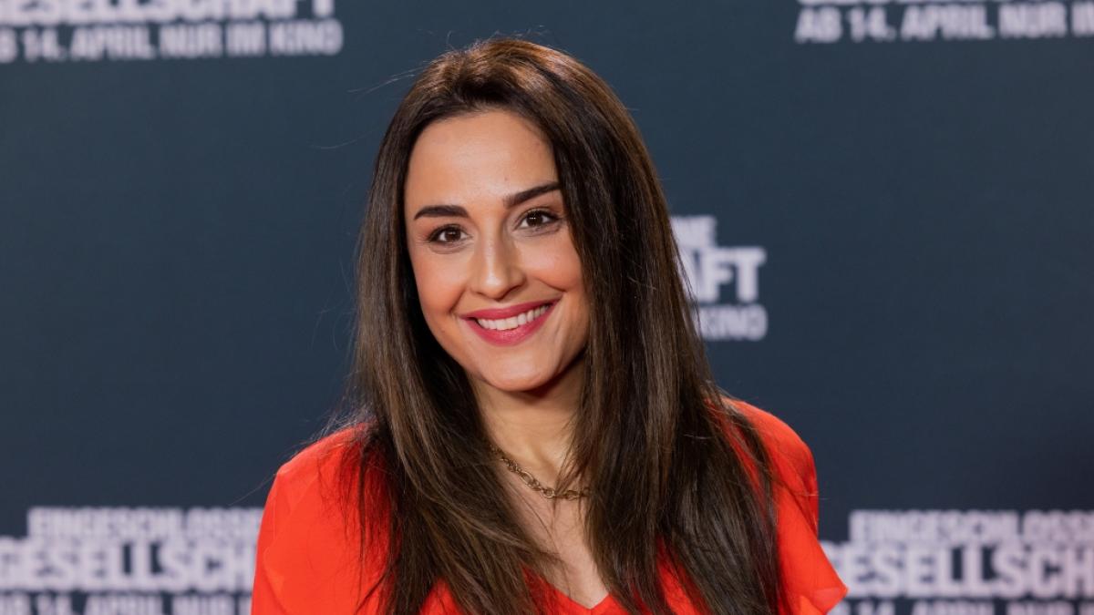 Nina Moghaddam zeigte auf Mallorca im Badeanzug viel Haut. (Foto)
