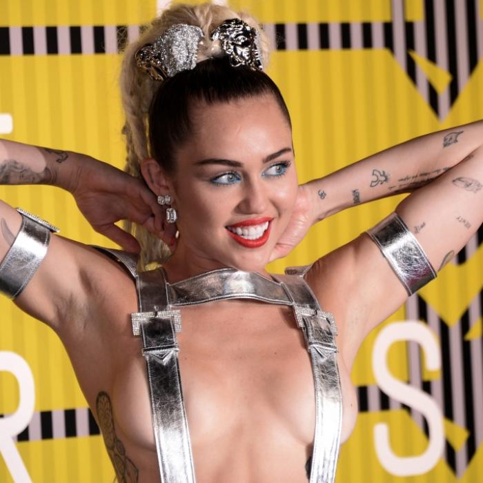 Beine breit, Po hoch! Hier gerät nicht nur Miley ins Schwitzen
