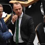 Sebastian Czaja mit seinem Bruder Mario Czaja (l, CDU) bei einer Sitzung im Abgeordnetenhaus.
