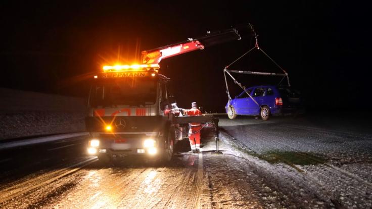 Nach dem schweren Unwetter zum Wochenbeginn macht den Menschen in Deutschland nun in vielen Teilen Glätte und Eis zu schaffen.