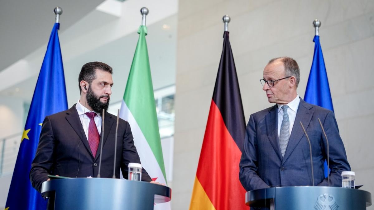 Syriens &Uuml;bergangspr&auml;sident Ahmed al-Scharaa und Bundeskanzler Friedrich Merz (v.l.) k&uuml;ndigten Massenr&uuml;ckf&uuml;hrungen von Syrern in ihre Heimat an. Es gibt Zweifel an ihrem Plan. (Foto)