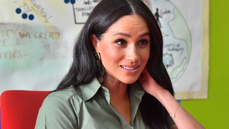 Hat Meghan Markle das Andenken an ihre Schwiegermutter Prinzessin Diana mit Füßen getreten? Eine Royals-Autorin unterstellt der Herzogin von Sussex übelste Absichten.