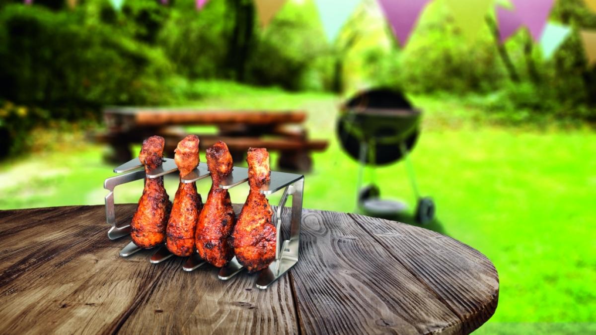 Wem der Sinn eher nach gegrilltem Gefl&uuml;gel steht, kann den BBQ Rescher auch f&uuml;r die Zubereitung von H&auml;hnchenkeulen verwenden. (Foto)