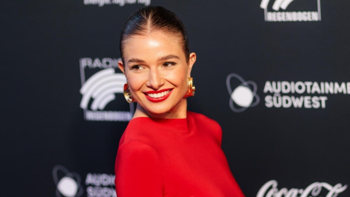 Lola Weippert zeigte ihren Poolboy und verdonnerte die Fans zum Schweigen. (Foto)