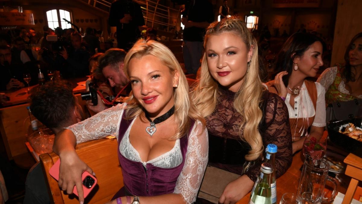 Evelyn Burdecki und Sophia Thiel auf dem Oktoberfest 2022. (Foto)