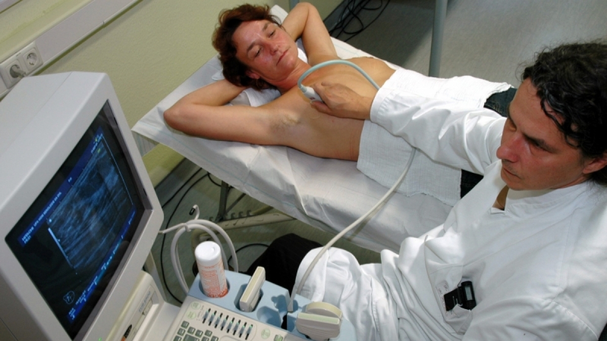 Frauen ab 50 bekommen alle zwei Jahre eine Mammografie bezahlt. Doch wie sieht die Fr&uuml;herkennung von Brustkrebs bei Frauen unter 50 aus? Radiologen empfehlen eine Untersuchung per Ultraschall, die die Patientinnen selbst bezahlen m&uuml;ssen. (Foto)