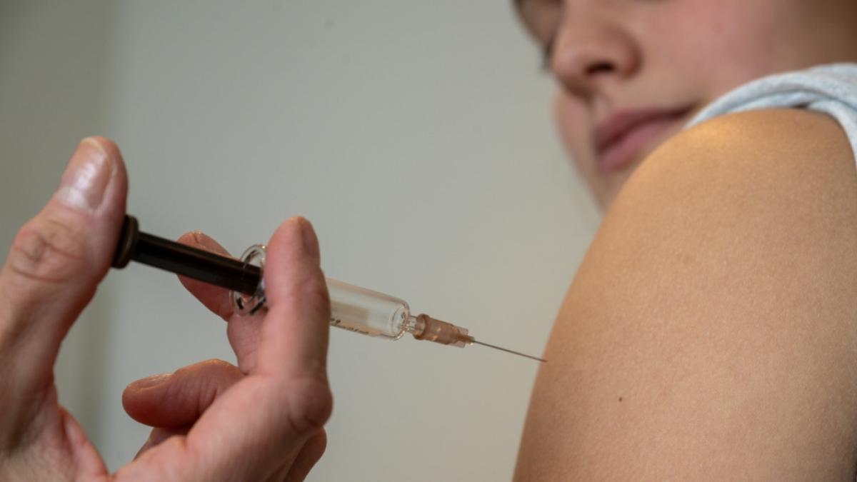 Eine neue Studie aus den USA soll untersuchen, ob es einen Zusammenhang zwischen Impfungen und Autismus gibt. Expert:innen kritisieren diesen Schritt. (Foto)