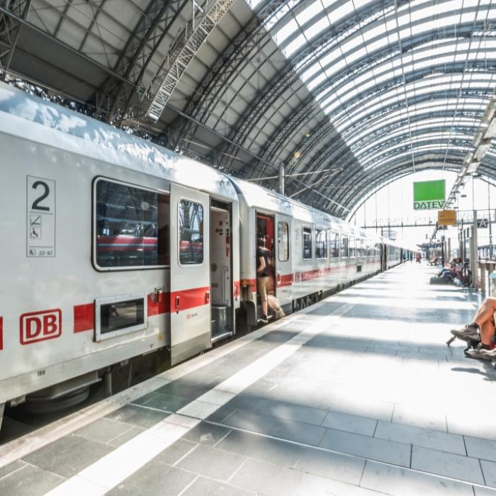 Alkohol-Verbot auf dem Bahnsteig – Bahn erntet heftigen Gegenwind für neue Regel