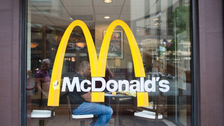 McDonald's beschäftigt vermehrt Flüchtlinge, auch wenn sie nicht über ausreichend Sprachkenntnisse verfügen.