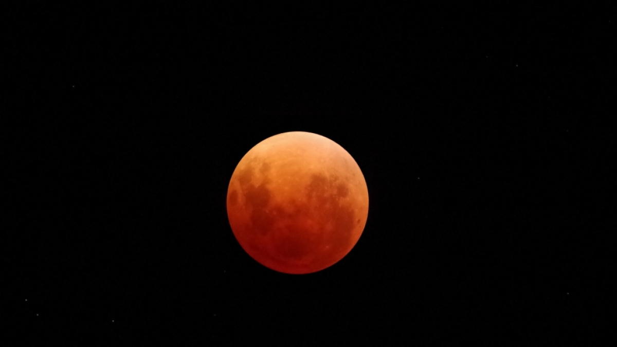 Am 4. April 2015 erstrahlt der Mond in blutigem Rot. Daher wird er bei einer Totalen Mondfinsternis auch Blutmond genannt. (Foto)