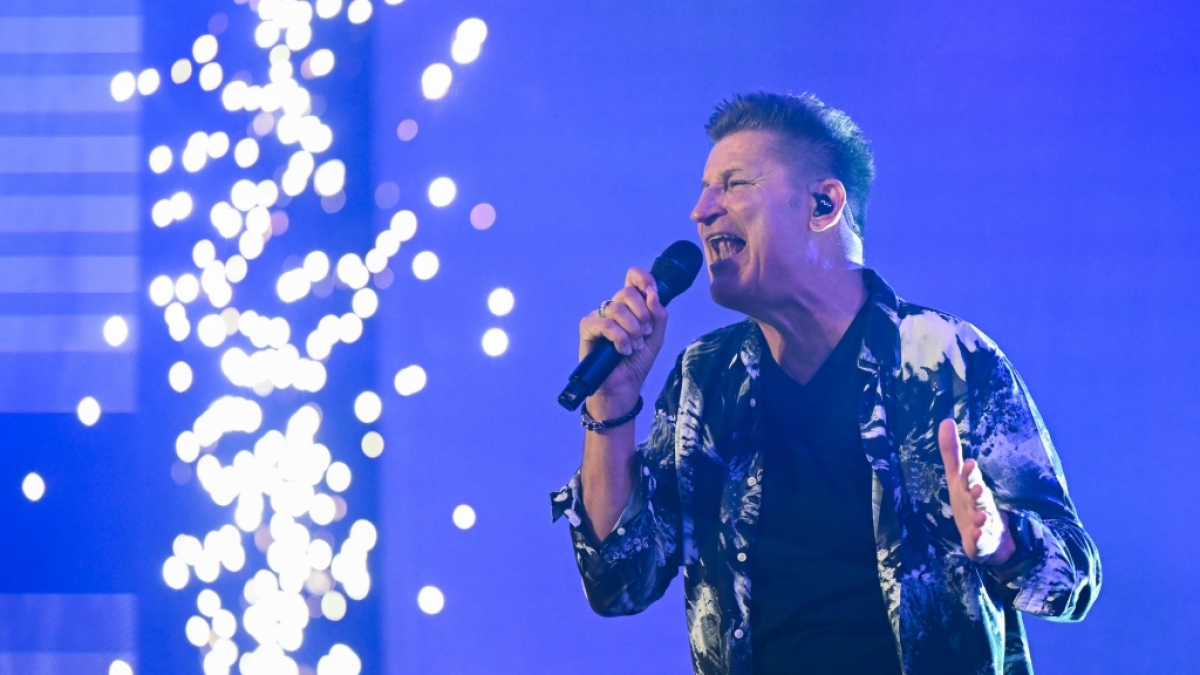 Hartmut Engler von PUR performt auf der B&uuml;hne. (Foto)