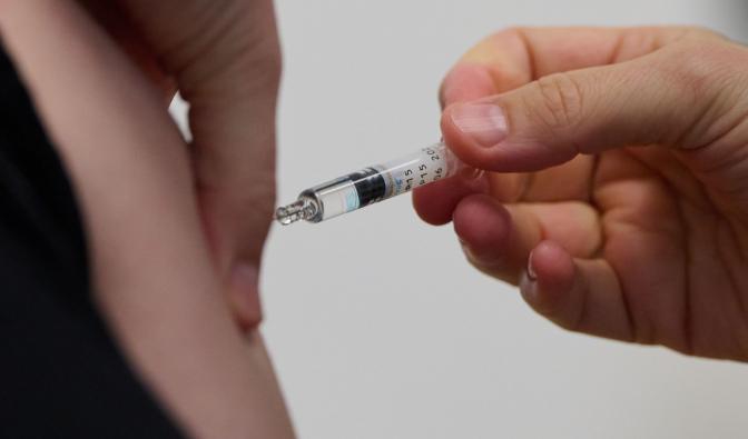 In jedem Herbst ein Piks gegen Grippe – für einen Teil der Bevölkerung wird die Grippeschutzimpfung empfohlen, andere können sich damit schützen, wenn sie möchten.