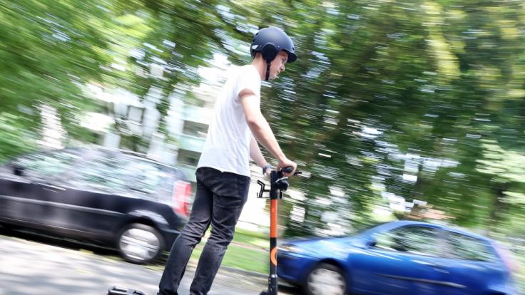 Wegen immer mehr Unfällen durch rücksichtslose und alkoholisierte E-Roller-Fahrer, fordert Bundesverkehrsminister Andreas Scheuer härtere Strafen.