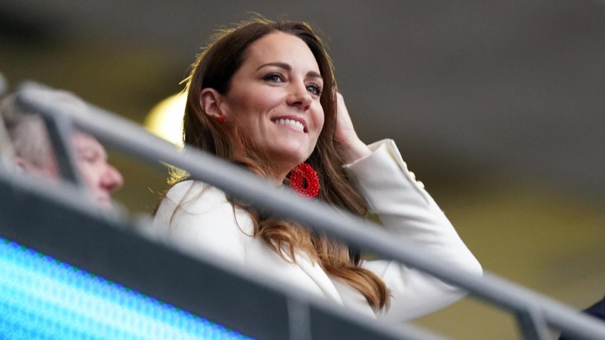 Royals-Fans wollen hinter diesem strahlenden L&auml;cheln von Kate Middleton ein s&uuml;&szlig;es Geheimnis erkannt haben: Wird die Herzogin von Cambridge wieder Mutter? (Foto)