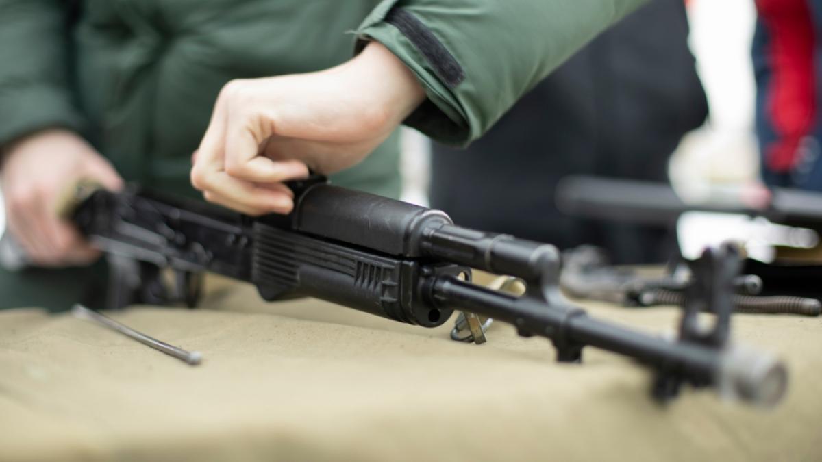 In Afghanistan ist ein von den Taliban wegen Raubmordes zum Tode verurteilter Mann vor Hunderten Zuschauern &ouml;ffentlich hingerichtet worden - sein eigener Vater erschoss ihn mit einer Kalaschnikow (Symbolfoto). (Foto)